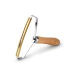 Fusselentferner mit Holzgriff