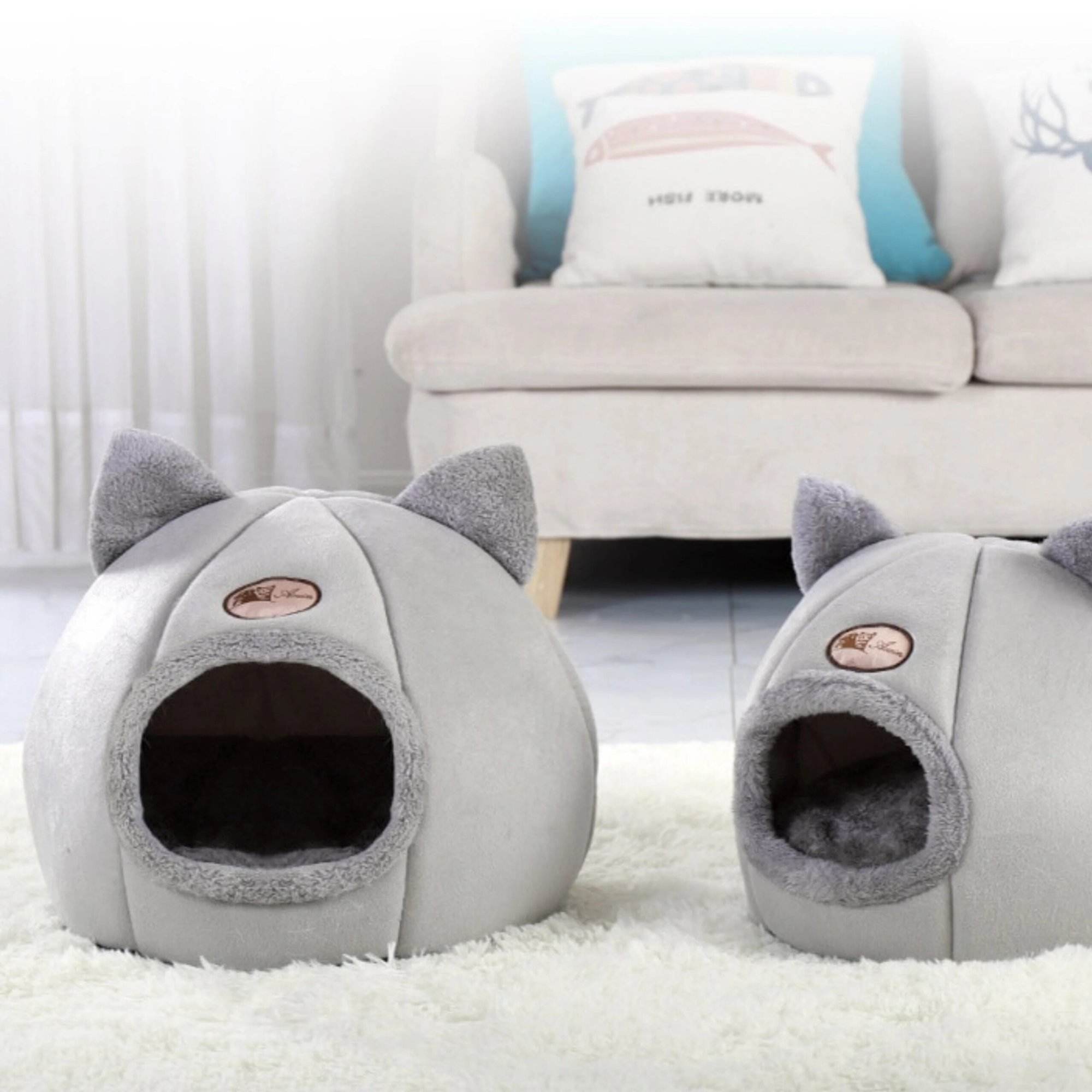 Graue Katzenschlafhöhle mit Ohren