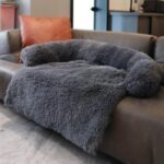 Kuscheltier auf Sofa