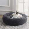 Katze in weichem Körbchen
