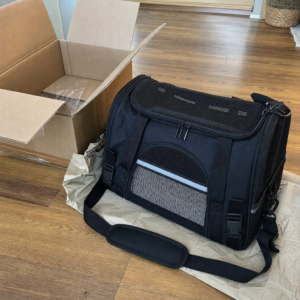 Fellstube Hunde-Tragetasche frisch ausgepackt neben dem Karton