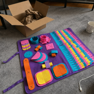 Fellstube Schnueffelteppich frisch ausgepackt neben dem Karton