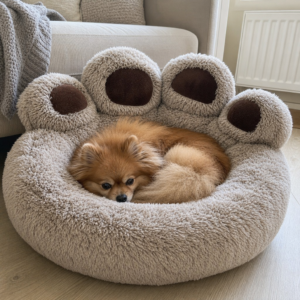 Hund kuschelt im Pfoten-Hundebett
